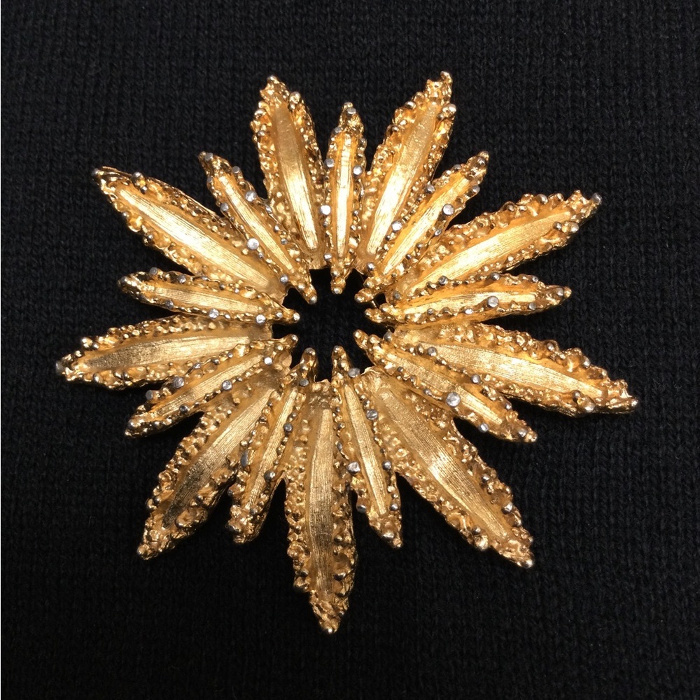 Vintage Signed Avon Gold tone Starburst Floral Brooch